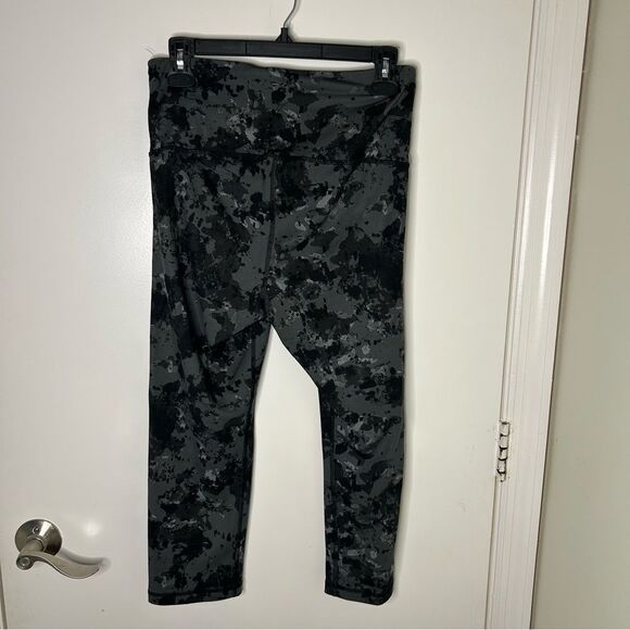 Old Navy | Black and gray camo leggings | Medium - Picture 2 of 3